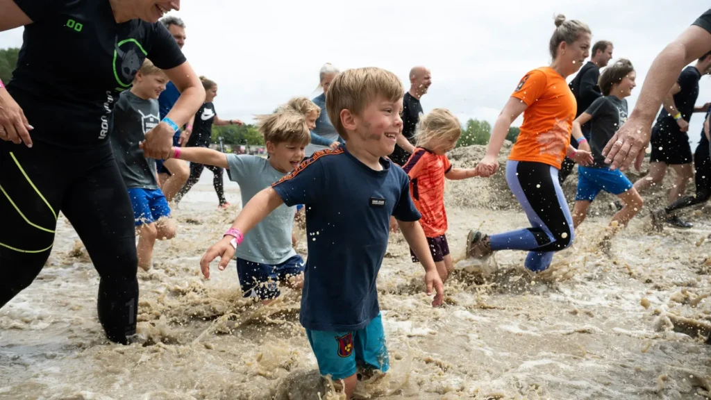 Schoolreisjes ideeen, actief schoolreisje, leuk shcoolreisje bij strong viking terwijl een kindje door het water rent